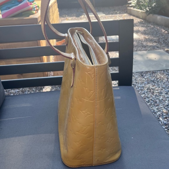 100% Authentic
Louis Vuitton Gold and Tan Houston Vernis - Picture 12 of 14